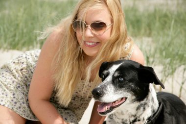 sarışın genç kadın ile köpek