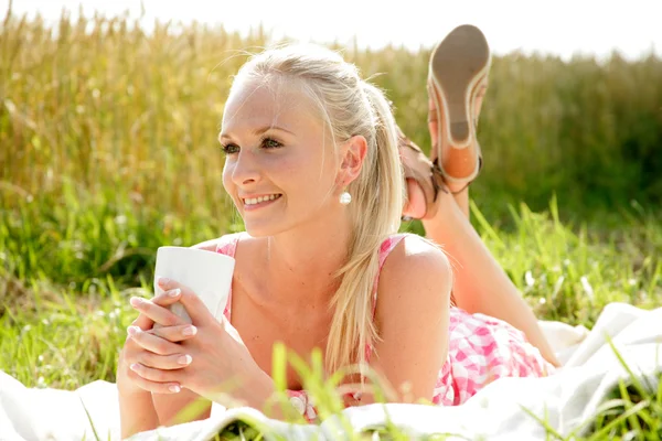 Young woman taking a break — Stock Photo, Image