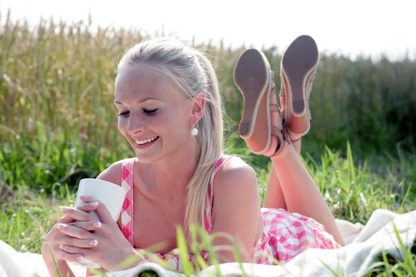 Young woman taking a break — Stock Photo, Image