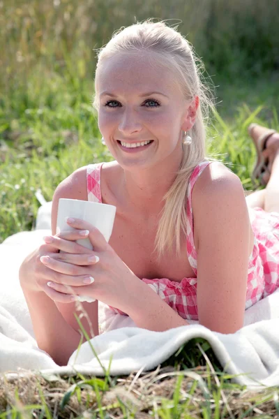 Mujer joven tomando un descanso —  Fotos de Stock