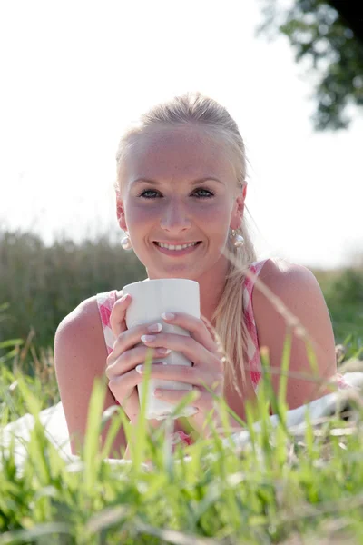 Young woman taking a break — Stock Photo, Image