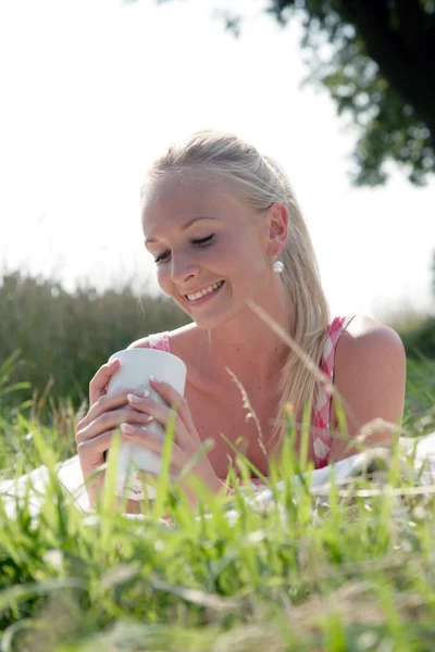 Young woman taking a break — Stock Photo, Image