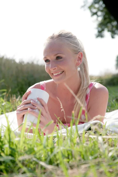 Mujer joven tomando un descanso — Foto de Stock