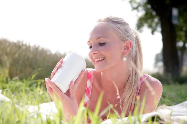 Jeune femme faisant une pause — Photo