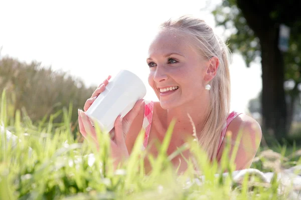 Ung kvinna tar en paus — Stockfoto