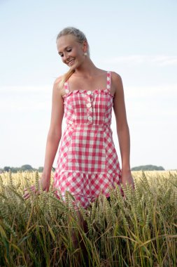 Doğada genç bir kadın