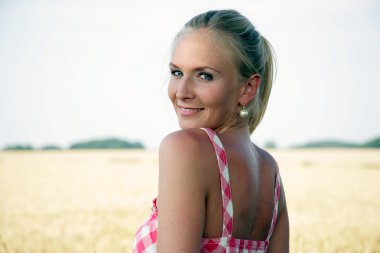 Doğada genç bir kadın