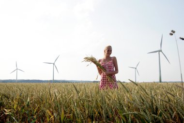 Mısır alanında genç kadın