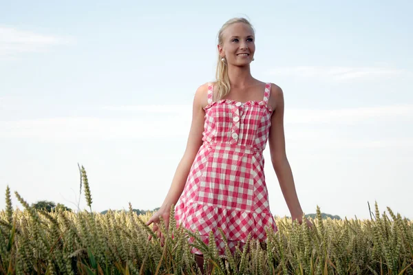 Mujer joven en la naturaleza — Foto de Stock