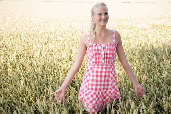 Young woman in nature — Stock Photo, Image