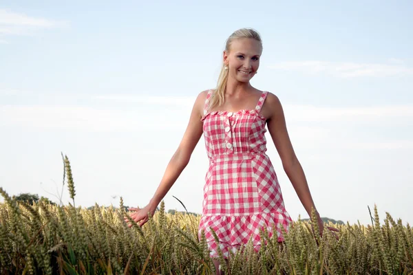 Junge Frau in der Natur — Stockfoto