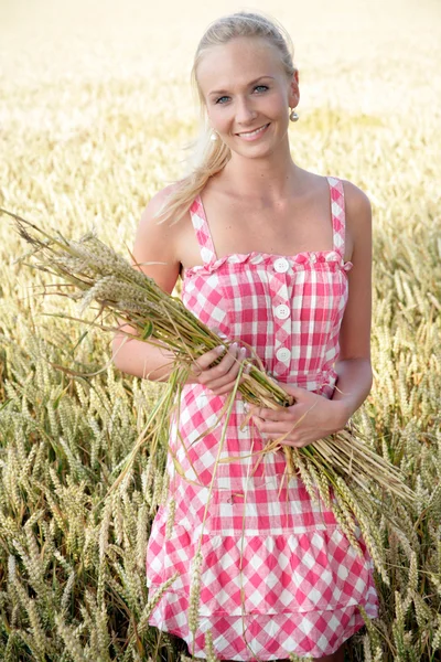 Giovane donna in un campo di grano — Foto Stock