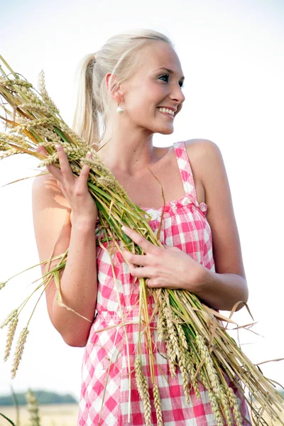 Giovane donna in un campo di grano — Foto Stock