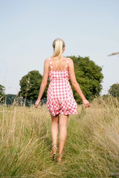 Ung kvinna i naturen — Stockfoto