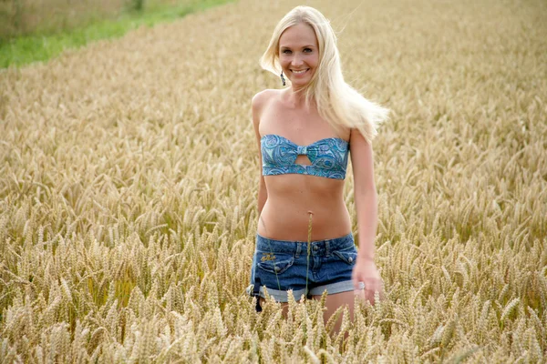 Giovane donna in campo di grano — Foto Stock