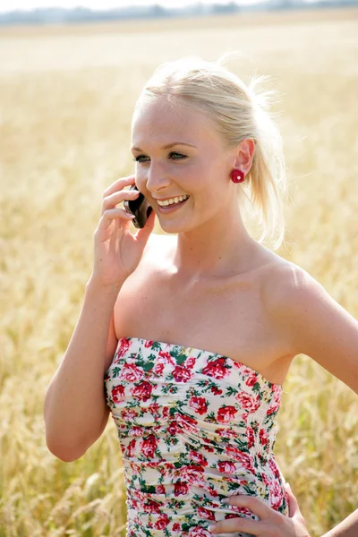 Ung kvinde med mobiltelefon - Stock-foto