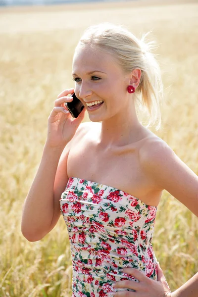 Mujer joven con teléfono móvil — Foto de Stock