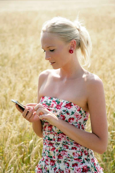 Young woman with mobile phone — Stock Photo, Image