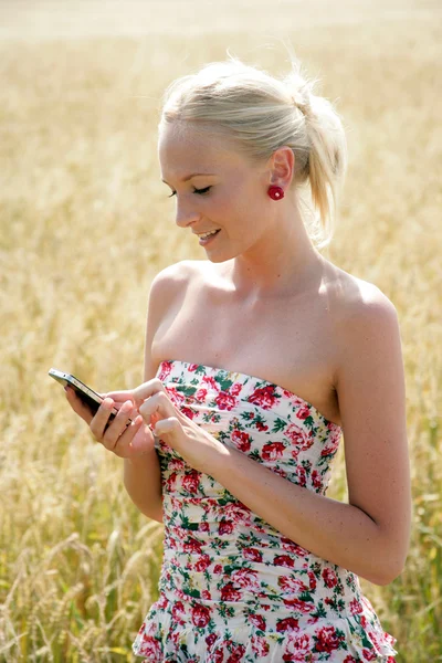 Ung kvinna med mobiltelefon — Stockfoto