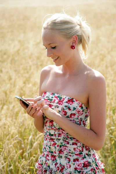 Young woman with mobile phone — Stock Photo, Image