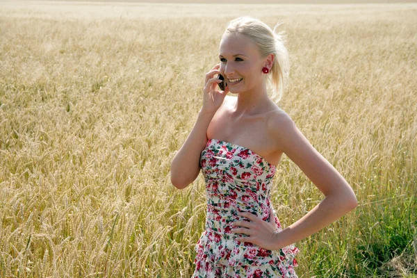 Giovane donna con cellulare — Foto Stock