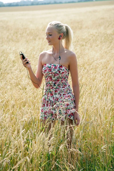 Mujer joven con teléfono móvil —  Fotos de Stock