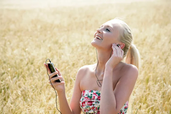 Mladá žena s mobilním telefonem — Stock fotografie