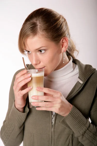 Mladá žena pije kávu — Stock fotografie