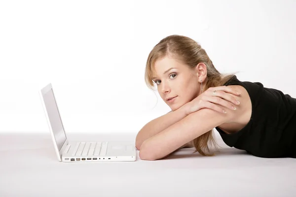 Mujer joven con portátil — Foto de Stock