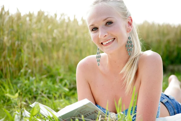 Ung attraktiv kvinna läser en bok — Stockfoto