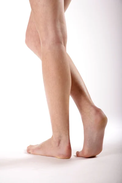 Ноги молодой женщины — стоковое фото