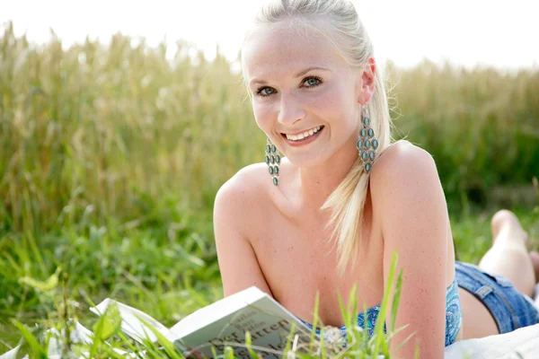 Young attractive woman reading a book — Stock Photo, Image