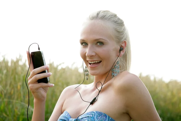 Jeune femme avec téléphone portable — Photo