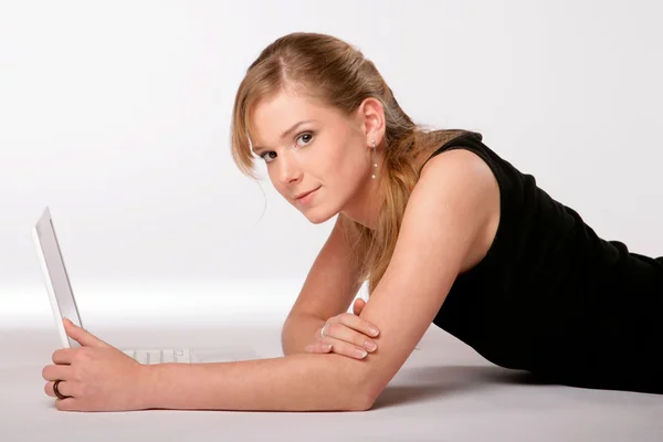 Junge Frau mit Laptop — Stockfoto