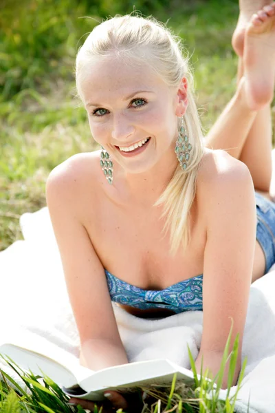 Young attractive woman reading a book — Stock Photo, Image