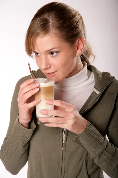 Νεαρή γυναίκα πίνει καφέ — Φωτογραφία Αρχείου