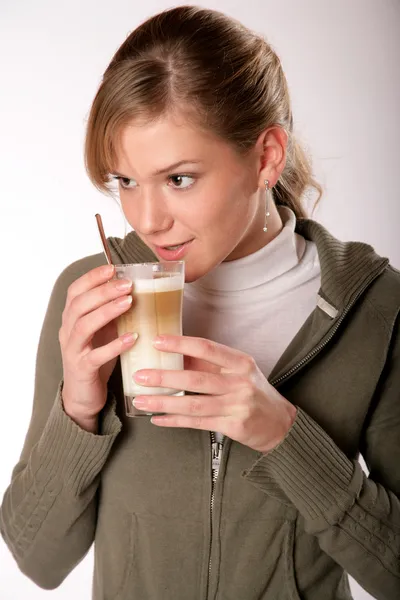 Junge Frau trinkt Kaffee — Stockfoto