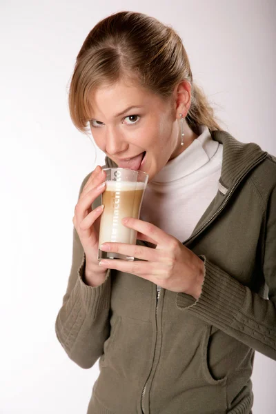 Junge Frau trinkt Kaffee — Stockfoto