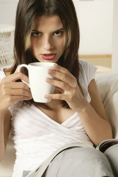 Mujer joven con café — Foto de Stock