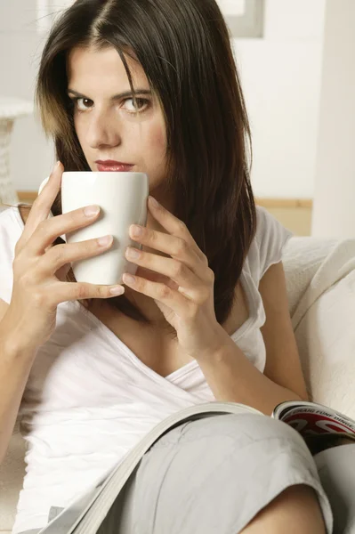 コーヒーを持つ若い女 — ストック写真