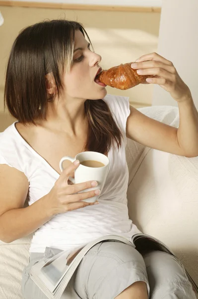 Young woman with coffee — Stock Photo, Image