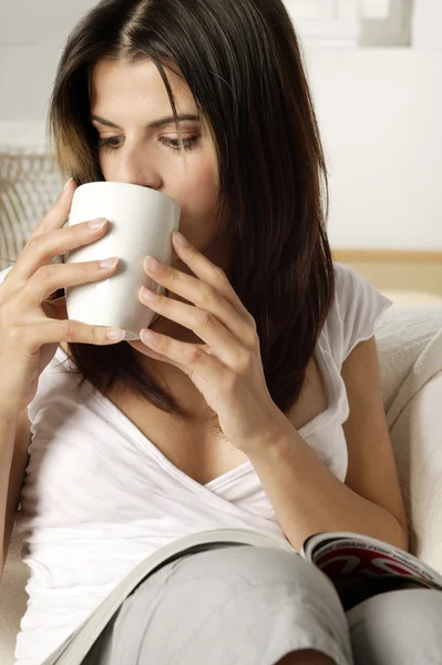 Jonge vrouw met koffie — Stockfoto