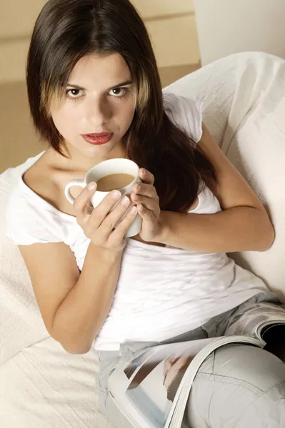 Młoda kobieta z kawy — Zdjęcie stockowe