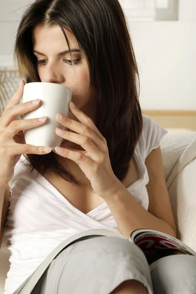 Young woman with coffee — Stock Photo, Image