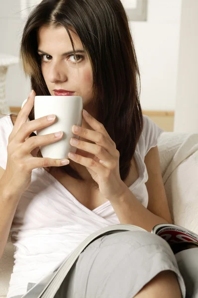 Mujer joven con café — Foto de Stock