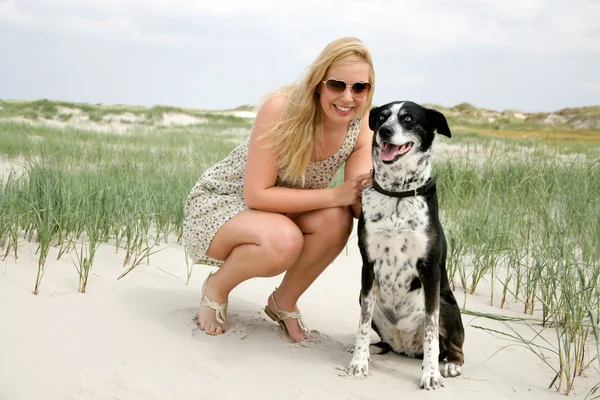 Giovane donna bionda con cane — Foto Stock