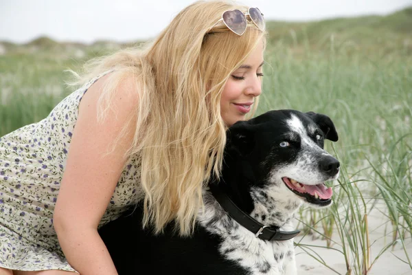 Giovane donna bionda con cane — Foto Stock