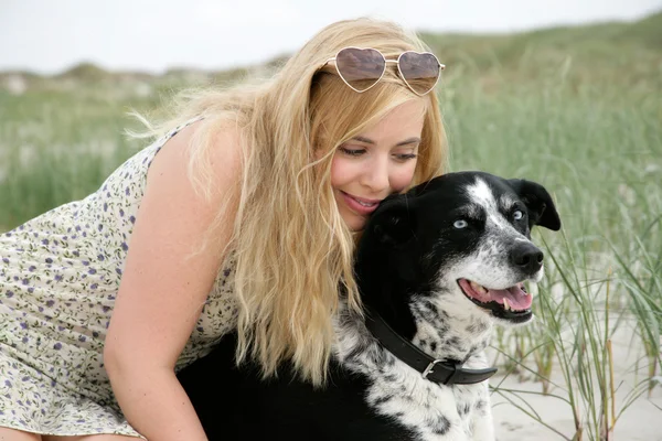 Ung blond kvinna med hund — Stockfoto