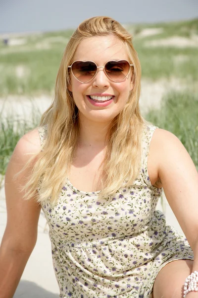 Young woman in nature — Stock Photo, Image