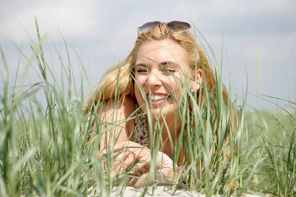 Mujer joven en la naturaleza — Foto de Stock